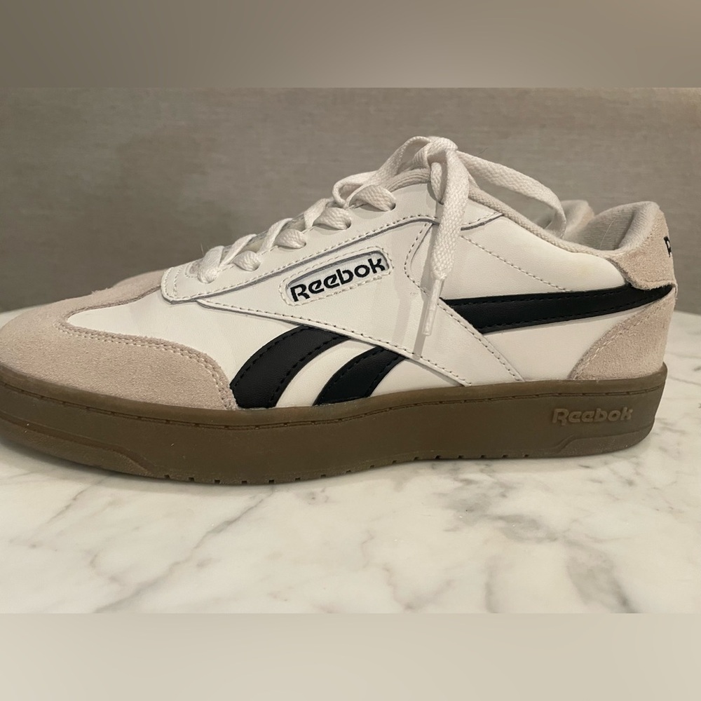 Reebok Unisex-Adult Smash Edge Suede Sneaker